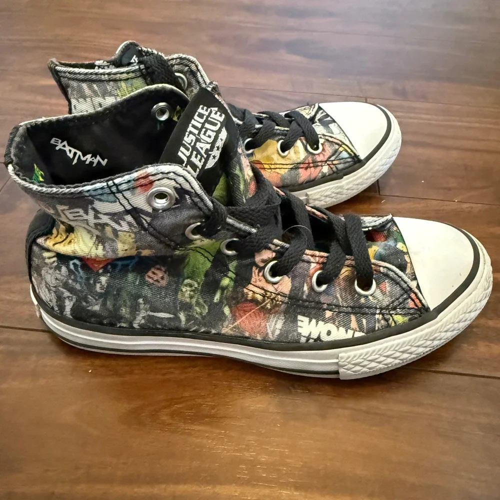Converse Chuck Taylor All Star Justice League High Top Youth Size 1 Comic Print‎